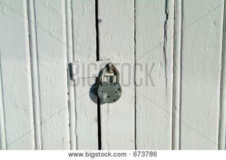 Detail van de oude deur met hangslot