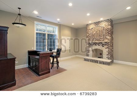 Suterén s cihlovým krbem