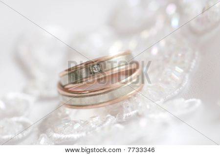 Vigselringar på en klänning