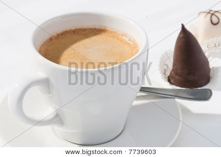 Pequeño postre con café caliente