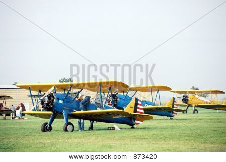 Biplanes สเตียร์แมนโบราณเขตสนามหญ้า