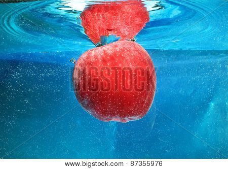 apple in water