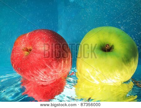 apple in water