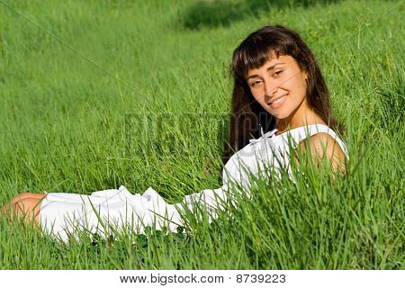 牧草地に笑顔の女の子