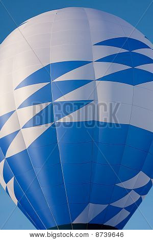 Blå och vit ballong