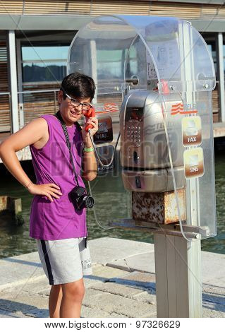 Venice, Ve - Italy. 18Th July, 2015: Young Tourist Guy With Camera Phones From The Old Phone Booth