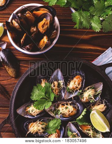 Baked Shellfish Mussels With Cheese, Cilantro And Lime