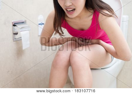 woman feel pain with constipation in the bathroom