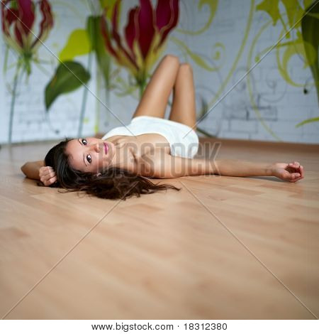 Sexy giovane donna spugna