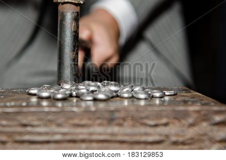 In the wedding day commemoration coin minting.