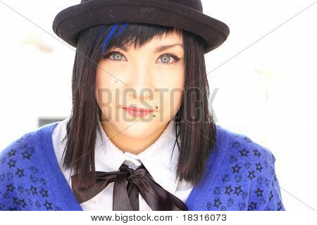 brunette ตาสีฟ้า