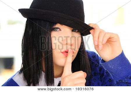 brunette ตาสีฟ้า