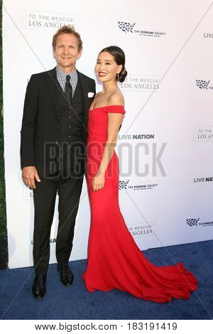 LOS ANGELES - APR 22:  Sebastian Roche, Alicia Hannah at the 2017 The Humane Society Gala at Parmount Studios on April 22, 2017 in Los Angeles, CA