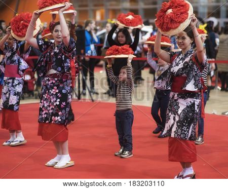 Hinode: RUSSIA, MOSCOW, Apil 23, 2017Girl dance japanese traditional dance on festival