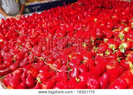จำนวนมากดิบสดสตรอเบอร์รี่บนเคาน์เตอร์