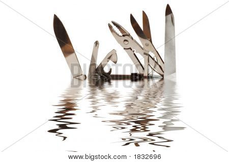 Нож в воде
