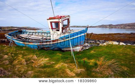 Viejo barco de pesca en la orilla del océano Bay