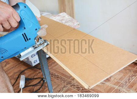 Cutting laminate flooring lengthwise. Cutting laminate flooring with hand saw