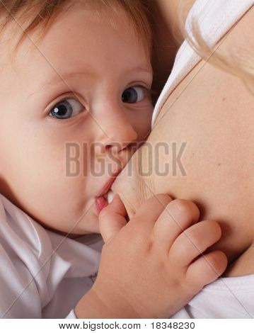 Mère d'allaiter son bébé