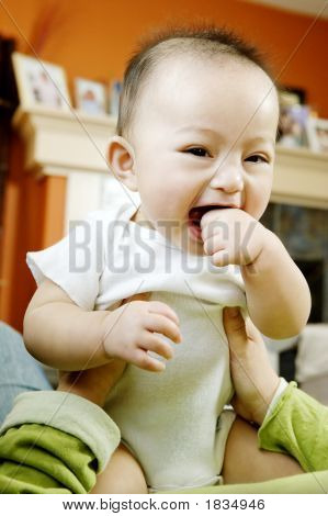 Baby Boy Held empor, lachen