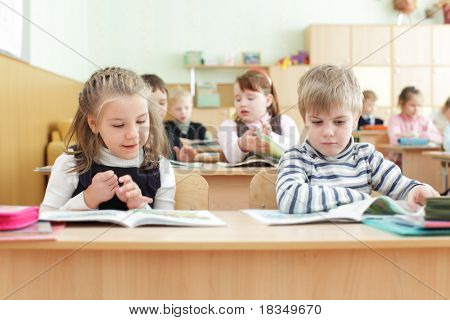 Schoolchild หลังโต๊ะทำงานที่โรงเรียน