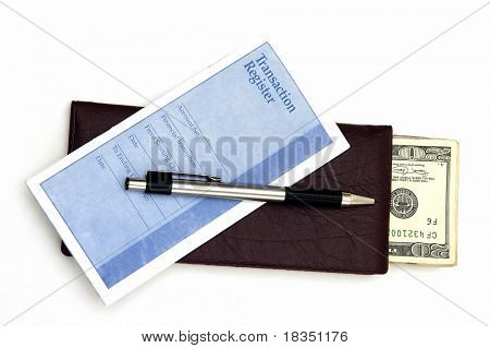 Ein Scheckheft, Transaktion registrieren und etwas Geld vor einem weißen Hintergrund