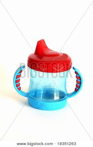En Sippy kop isoleret på en hvid baggrund