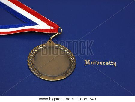 Um certificado e uma medalha de ouro em uma almofada azul - conceito de formatura