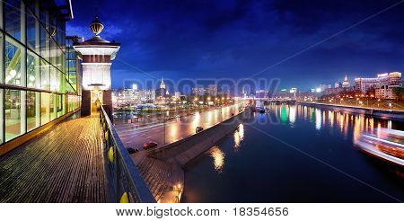 Moscou de nuit.  Moskova. Berezhkovskaya Embankment.