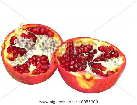 Juuri leikattu pomegrenate valkoisella pohjalla