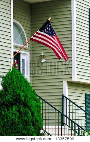 Una nuova casa coloniale con la bandiera americana alla porta