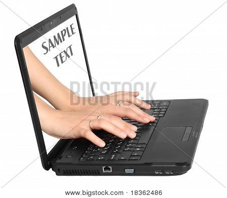 Vrouw die op Laptop van de Monitor te typen