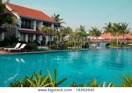 En smuk stor swimmingpool på en lokal resort