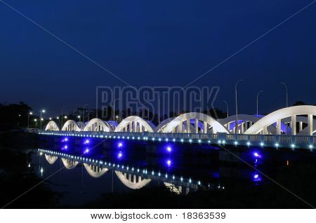 bunt und schön beleuchteten Brücke in der Nacht