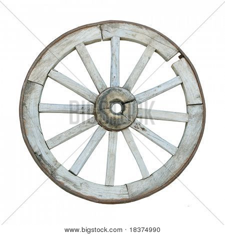 roda de madeira velha isolada no branco