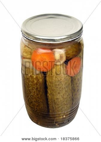 cetriolino sott'aceto in vaso su sfondo bianco