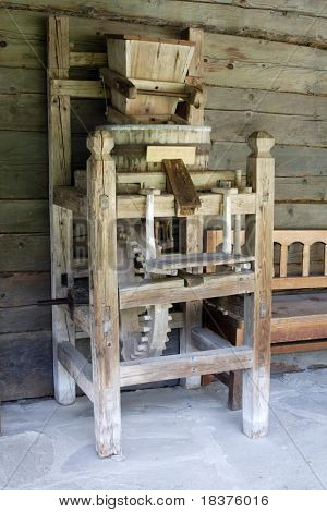 petit moulin en bois aux céréales
