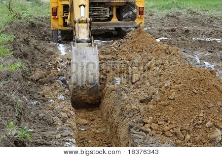 gul bygning bulldozer scooping snavs