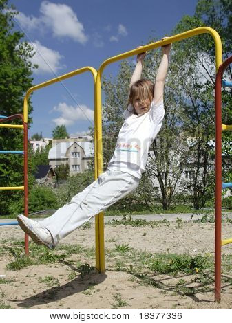 Mladá dívka na kov playstructure