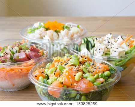 combinación de pokés de pescado y vegetarianos.  
Combination of fish pokés and vegetarians.