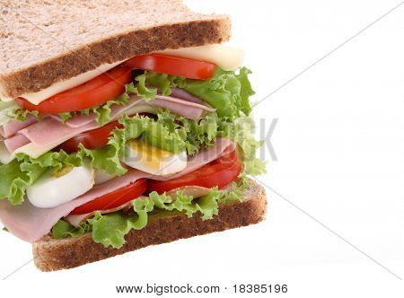 gesunde Sandwich mit Salat, Tomaten, Schinken und Käse