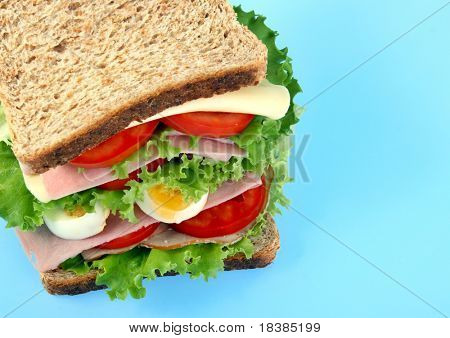 gesunde Sandwich mit Salat, Tomaten, Ei