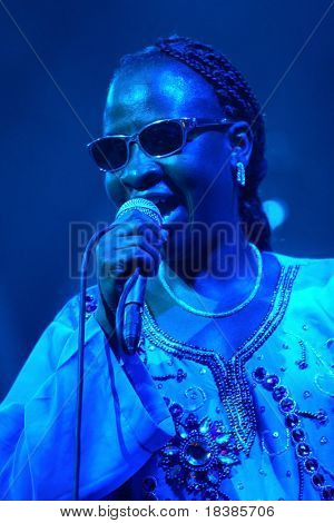 LOULE, PORTUGAL - 28. juni: amadou e mariam udfører på scenen på Festival Med 28 juni 2008 i Loule, 