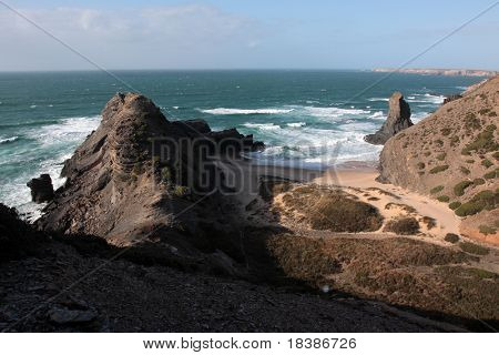 vista della spiaggia costa in Algarve, Portogallo - una piccola spiaggia nel deserto vicino a Aljezur