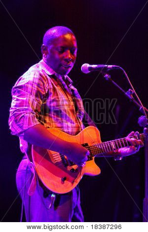 LOULE, PORTUGAL - juni 23: Vieux Farka Tour udfører på scenen på Festival Med 23 juni 2010 i Loule