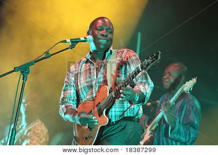 LOULE, PORTUGAL - juni 23: Vieux Farka Tour udfører på scenen på Festival Med 23 juni 2010 i Loule