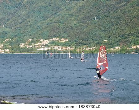 Windsurf E Kitesurf On The Lake
