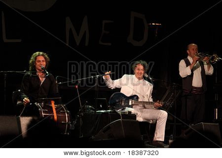LOULE, Portugalsko - 24. června: Goran Bregović a jeho svatební pohřební kapela vystupuje na scénu na Festiva