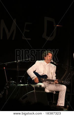 LOULE, Portugalsko - 24. června: Goran Bregović a jeho svatební pohřební kapela vystupuje na scénu na Festiva