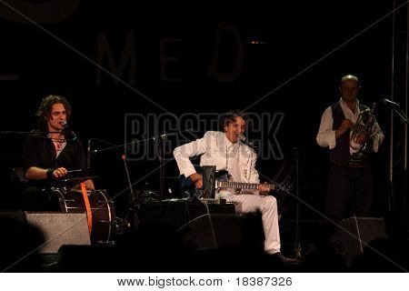 LOULE, Portugalsko - 24. června: Goran Bregović a jeho svatební pohřební kapela vystupuje na scénu na Festiva